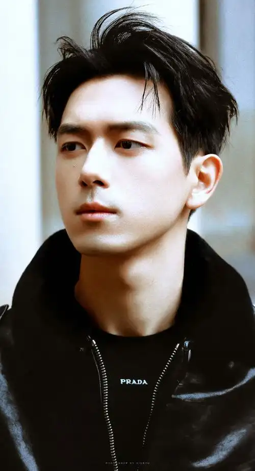 李现生图#lx#李现米兰时装周#    李现61壁纸  爱上穿皮衣的现资乔