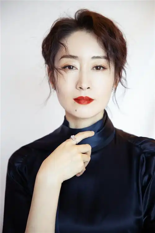 刘敏涛"糖葫芦辫"亮相好演员年度盛典 荣获"最佳角色女演员"