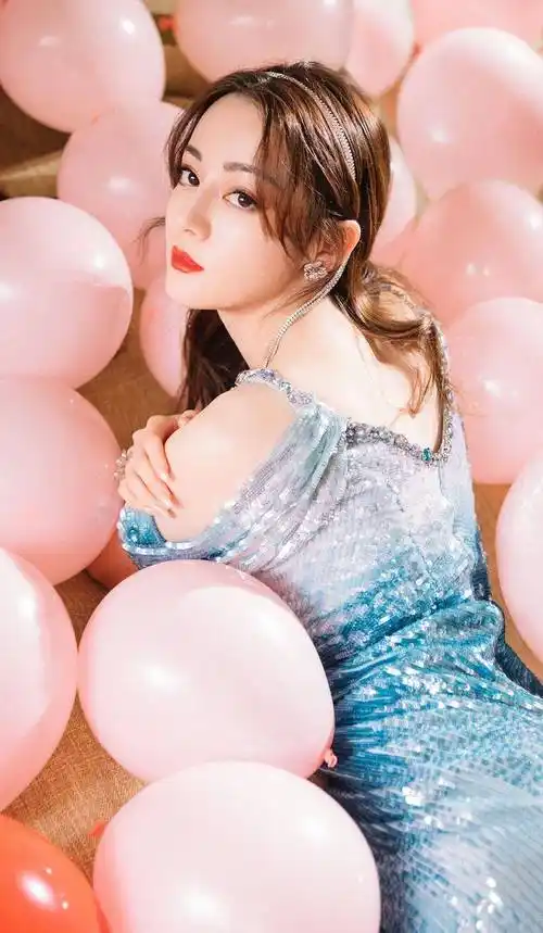 在这组强调"人鱼公主"主题的艺术写真中,迪丽热巴海选择了深v低调的