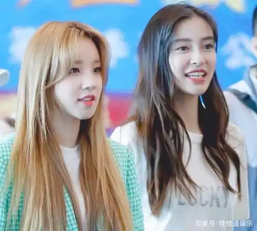 杨颖宋雨琦回归,回顾曾经雨琦用脚踢到杨颖脸,谁注意到她的表情