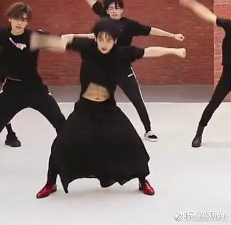 请问大家有没有关于周震南的照片最好是腹肌照谢谢大家了