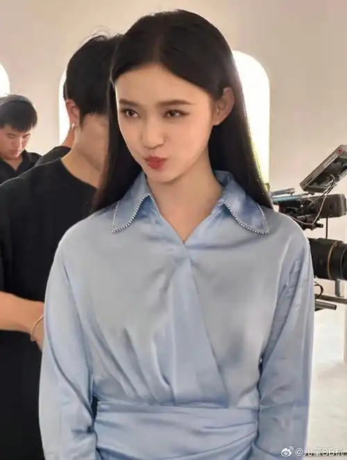 林允巴黎时装周芭比粉造型#好喜欢她的颜,特别是酒窝,很美很有识倍热