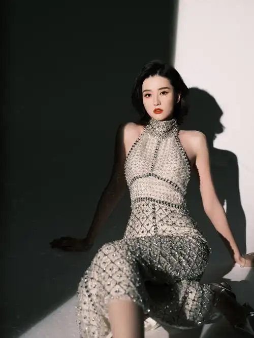 乔欣最新大片曝光 一袭闪钻长裙大秀好身材|乔欣_新浪新闻