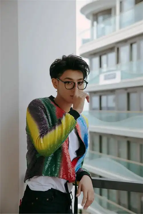 黄子韬戛纳街拍曝光展多重魅力