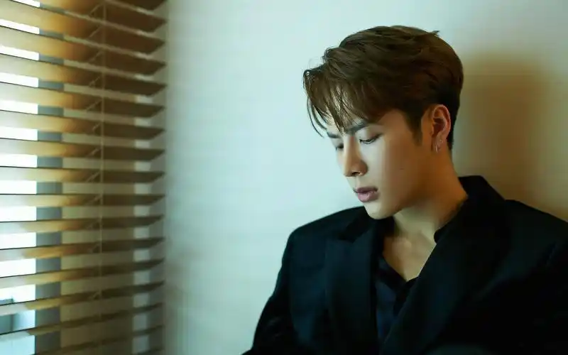 魅力男神王嘉尔帅气休闲写真,港台明星-回车桌面