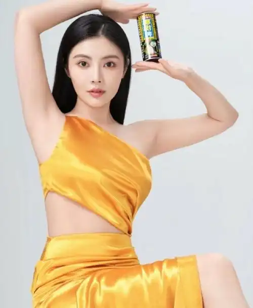 有网友收藏了椰历30年到35年的椰树椰汁罐,恒古不变的代言人@徐冬冬