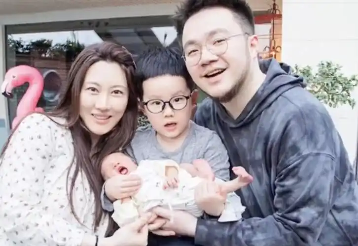 宋丹丹儿子晒全家福,巴图大儿子罕见出镜,模样帅气被赞像奶奶