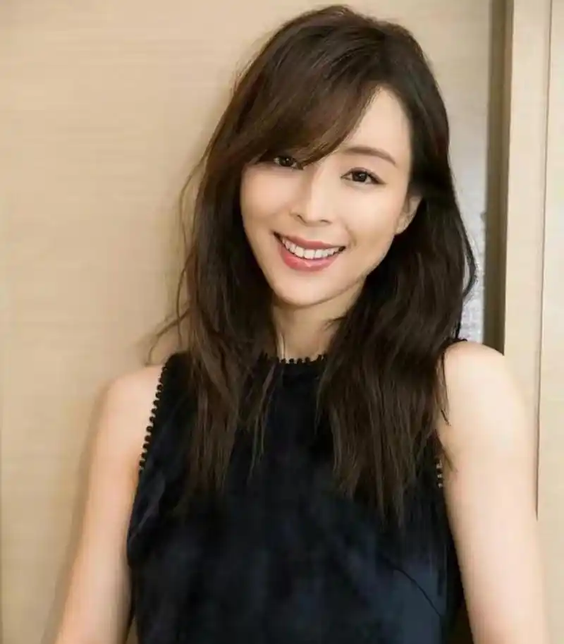 被誉为"导演收割机"的女演员张静初已被美国电影学院导演系录取.