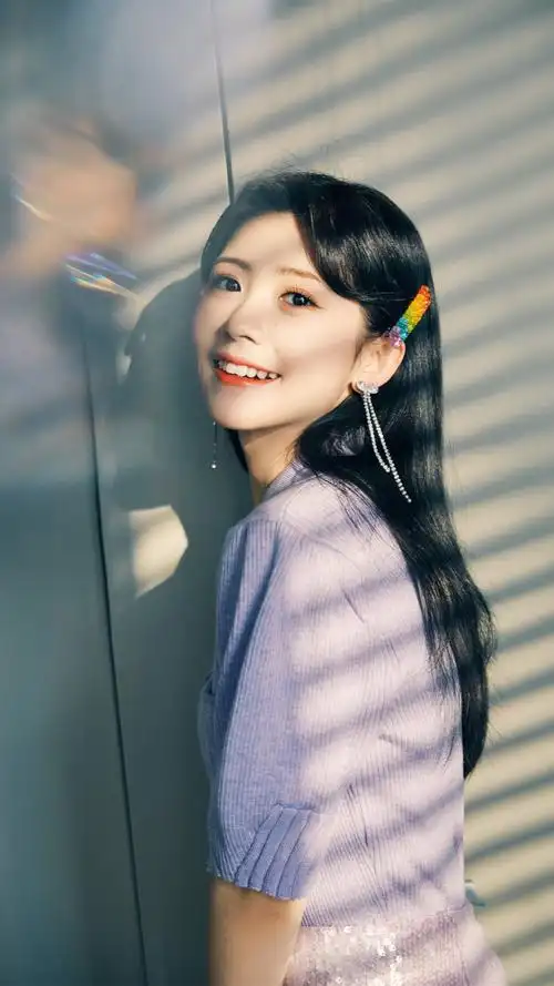 赖美云精美壁纸:长得像娃娃一样精致,甜美的笑容太让人喜欢了