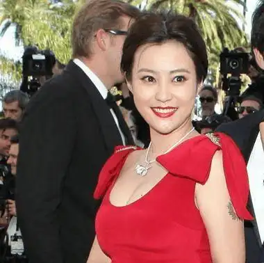 邓超前女友郝蕾撞衫孙俪同样的红色但气质真的千差万别