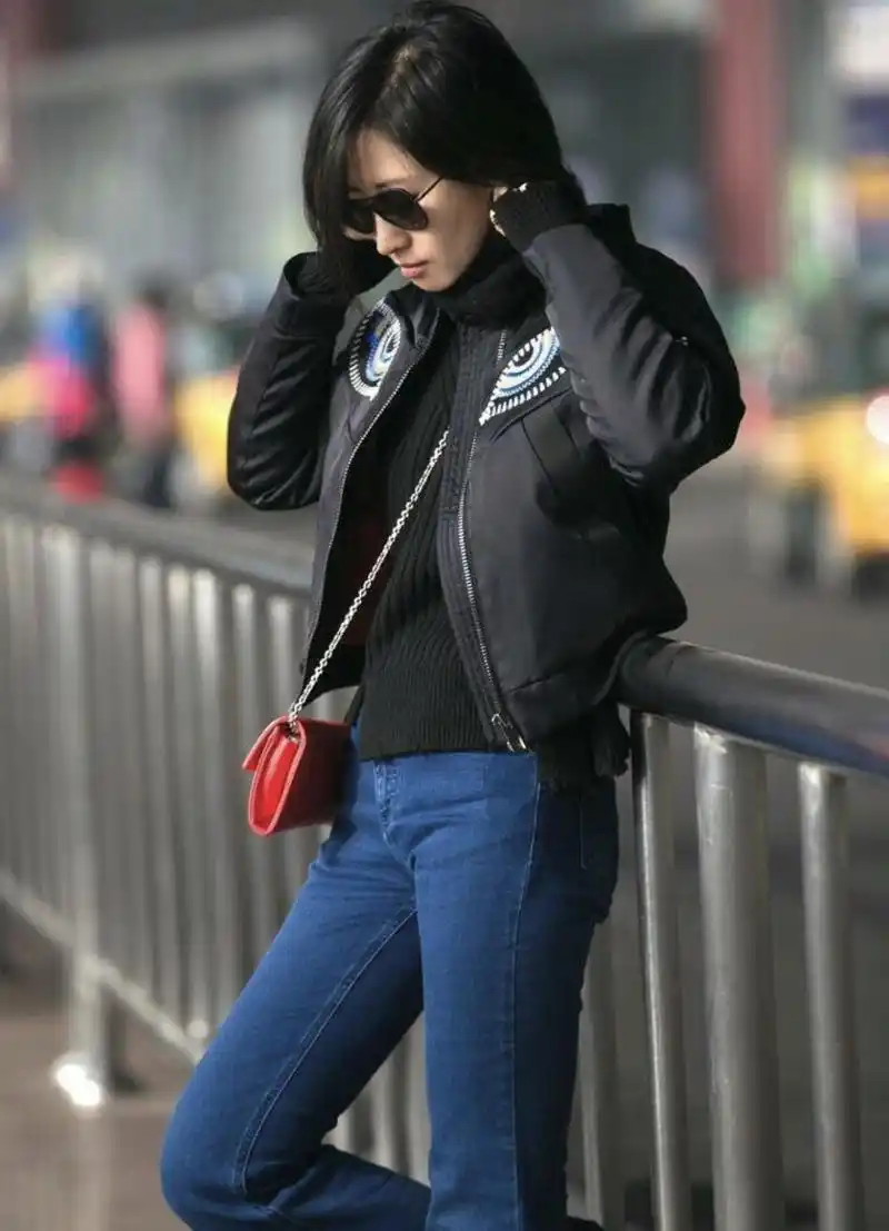 刘敏涛越来越懂打扮了,黑色上衣配牛仔喇叭裤复古洋气,成熟稳重