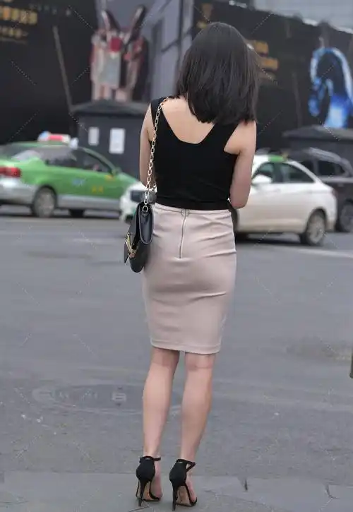 无袖黑色背心搭配米棕色一步裙,优雅时尚,大气十足的通勤装_都会_上衣