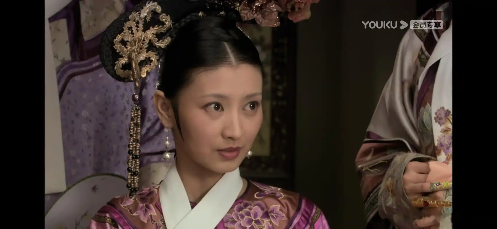 最先拿到华妃剧本的是欣贵人;流潋紫以蔡少芬《洛神》的形象写的甄嬛