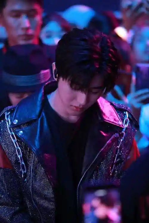 蔡徐坤染了银发梦回偶练