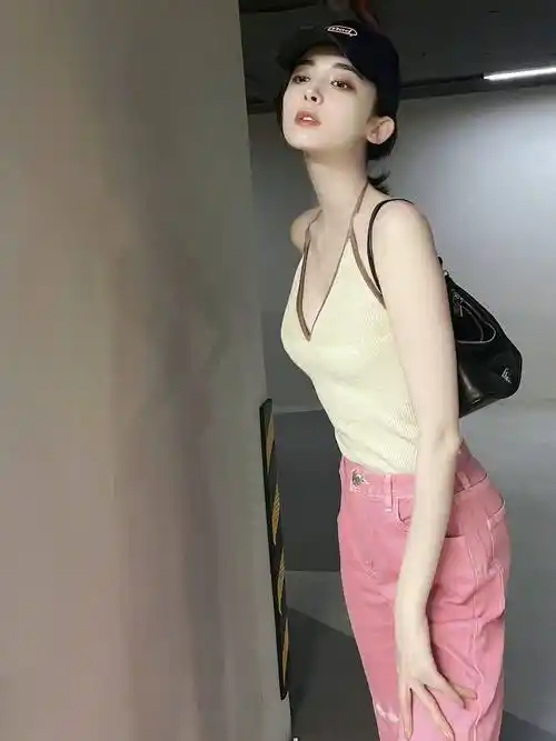 轻松驾驭红色的女人:古力娜扎的红色系穿搭,明艳动人_时尚_连衣裙