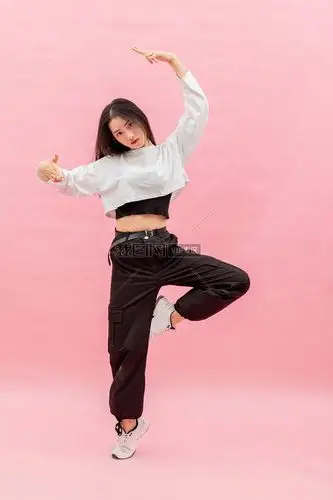 爵士街舞青年女生跳舞技巧动作