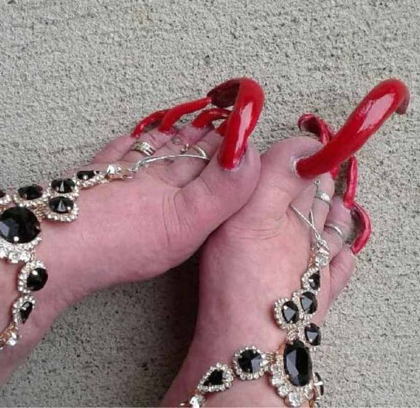 原创美国女子养出超长脚趾甲靠在网上卖视频赚翻了10分钟收费100块