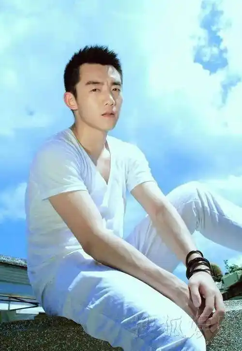 郑恺和苗苗喜结良缘,冯女郎清新甜美好身材,凯凯帅气时尚又可爱_气质