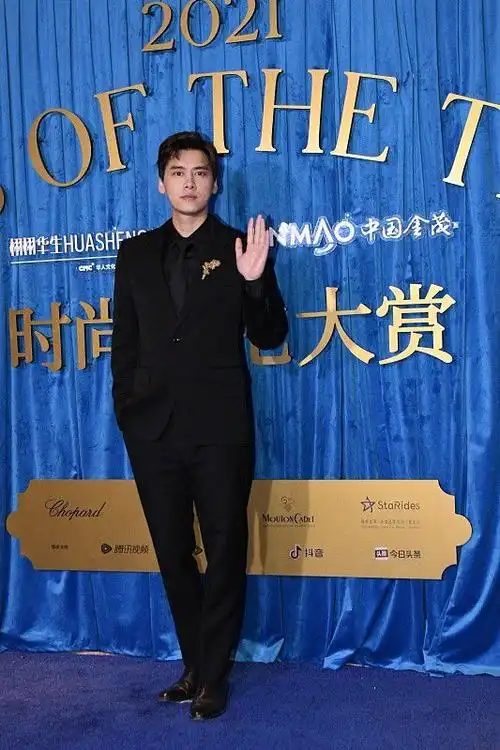 李易峰脸上棱角渐圆润但身穿黑色西装配名表帅气值还是很在线