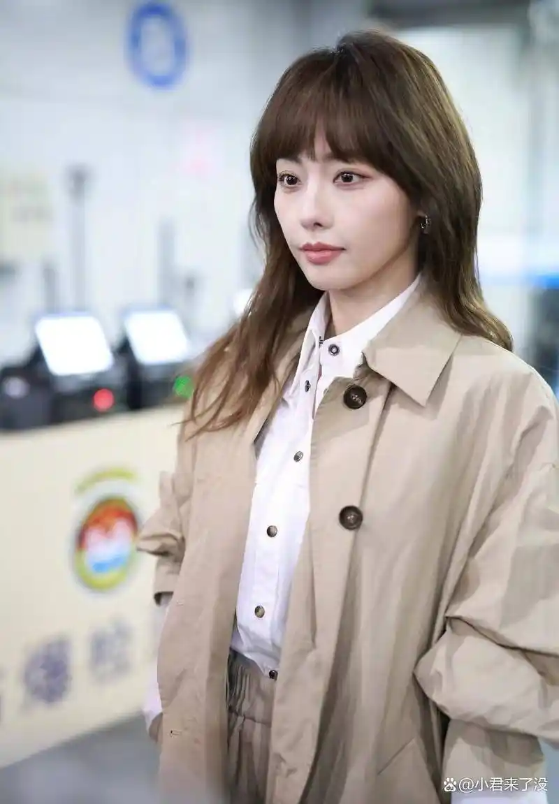 张嘉倪机场生图美出圈,网友直呼:真看不出她已经35岁了