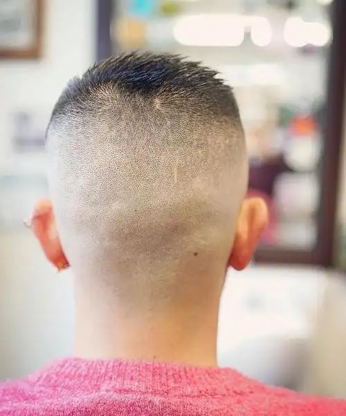 男士寸头是一种非常简洁,干练的发型,通常将头发全部剃光,只留下极短