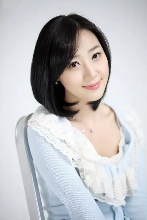 一个有着清新美丽的白皙微笑女人