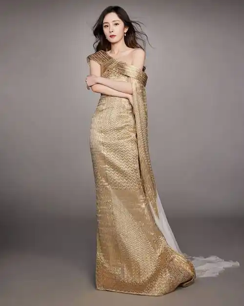 杨幂身穿香槟色曳地披风裙宛若夏日女神性感清凉