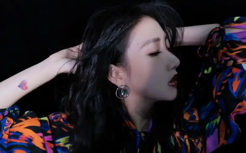 弦子彩虹裙性感唯美写真图片