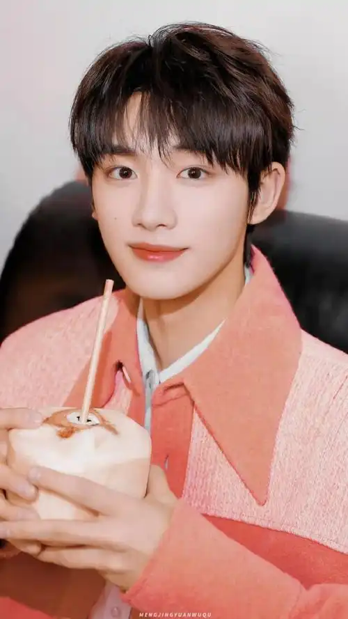 丁程鑫手拿椰子随拍照