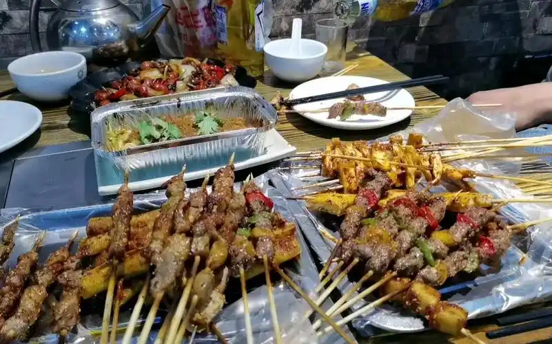 朋友请飞哥吃烤串喝啤酒还不忘记聊工作,店里环境太嘈杂.