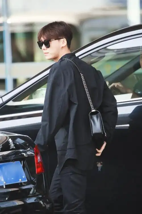 李易峰机场照和易烊千玺机场照对比,你觉得谁更加好看呢?