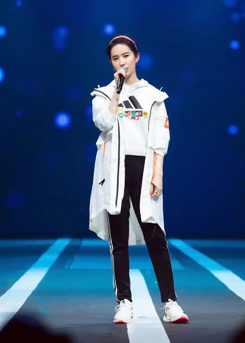 有一种年少叫刘亦菲穿运动装,神仙姐姐吃了防腐剂吗?也太嫩了