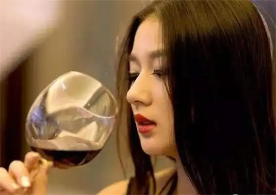 喝醉酒的女人,女士会做出哪些事情?女人喝醉很可爱经历