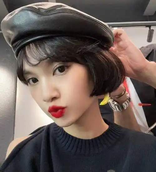 杨丞琳晒照展现日常生活,短发红唇美如画,背部曲线美出新高度_照片