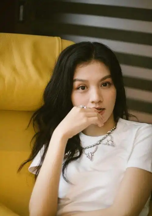 春夏和金大川素颜出现在机场,俩人大方牵手,金大川还将