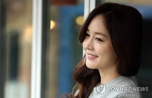 view larger image成宥利(右)和安成贤婚纱照(韩联社/成宥利经纪公司