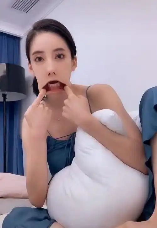 潘南奎整容前旧照小眼睛塌鼻梁大方脸确定是一个人吗