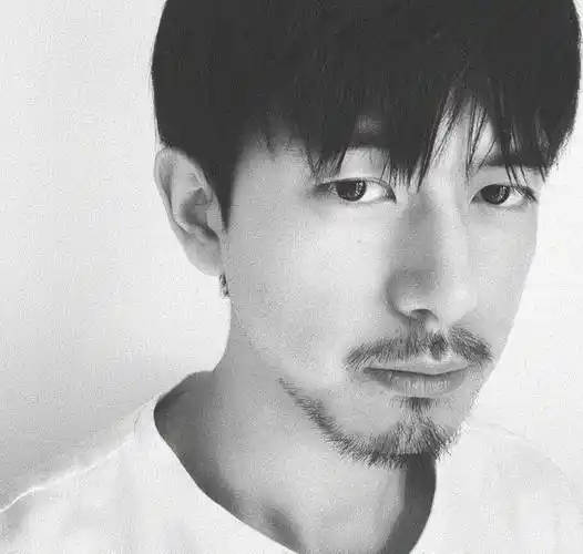 李现宅家任凭胡子"疯长",晒素颜照营业,刮掉胡子清新帅气_卫衣_造型