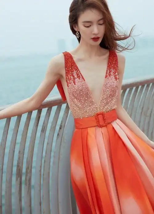 金晨身材傲人,穿抹胸裙曲线迷人,难怪14cm天鹅颈美上热搜