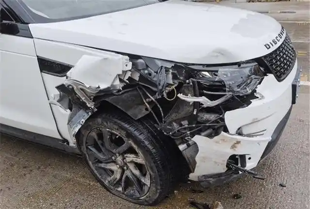 当路虎发现追尾面包车看到事故结果后