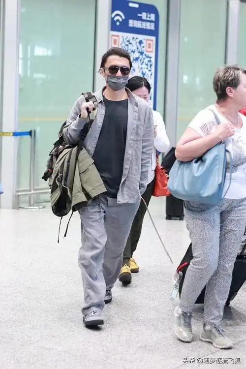 谢霆锋北京到达,休闲look搭配墨镜简约低调