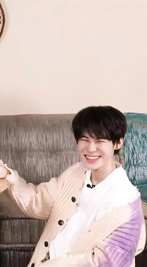 无所知我们真源笑起来是真正的治愈系天使@时代少年团-张真源#张真源