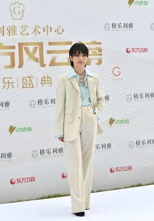 周笔畅的御姐形象还挺美的戴俩大链子很有气质身高更突出