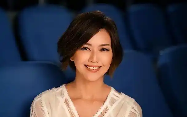 著名歌手孙燕姿嫁普通丈夫婚后连生二胎一家四口其乐融融