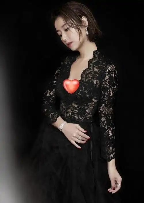 辣妈林心如太惊艳了穿黑色v领蕾丝礼裙秀身材魅惑又迷人