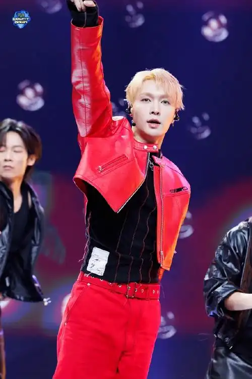 还有横版舞台照片9p另开贴指路张艺兴外网皇家翻译@张艺兴