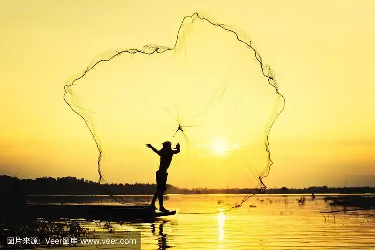 以山为背景,蓝天为背景,渔人在湖中撒网捕鱼
