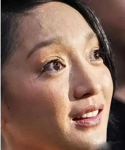 周迅素颜时,最贴近真实的状态是她黝黑的皮肤上布满痘印.