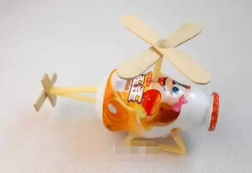 如何废物利用酸奶瓶做出直升飞机模型的制作方法 | 儿童手工 | 杨二嫂