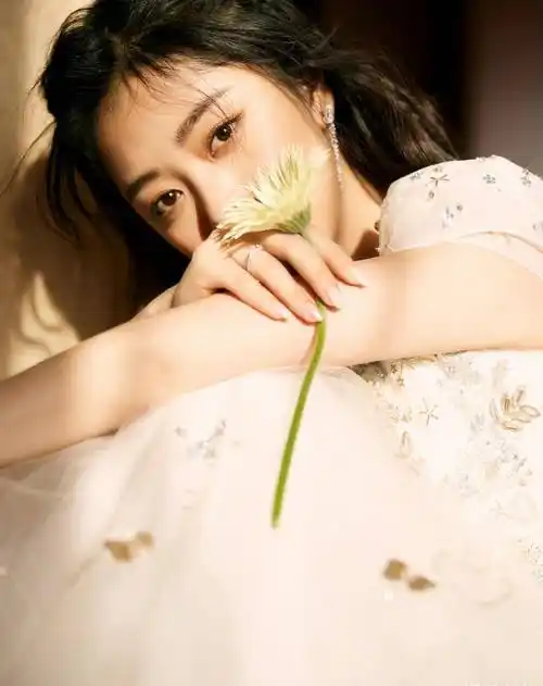 谭松韵冬日造型大片,一袭轻柔纱裙,展现优雅淡然的美丽姿态_亮片_配饰